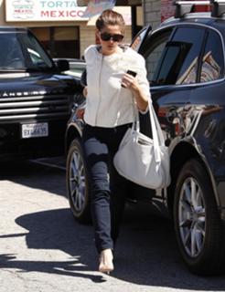 Ashley Greene feet photo thumbnail
