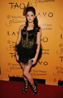 Ashley Greene feet photo thumbnail