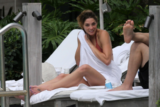 Ashley Greene feet photo thumbnail
