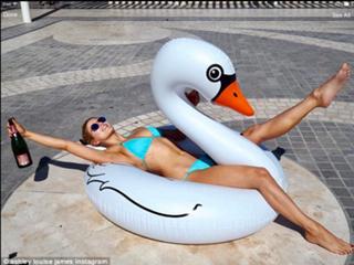 Ashley James feet photo thumbnail