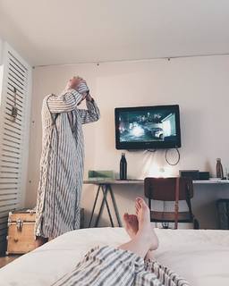 Ashley Johnson feet photo thumbnail