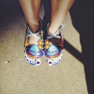 Ashley Johnson feet photo thumbnail