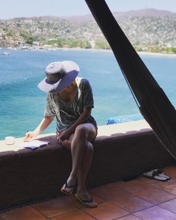 Ashley Johnson feet photo thumbnail