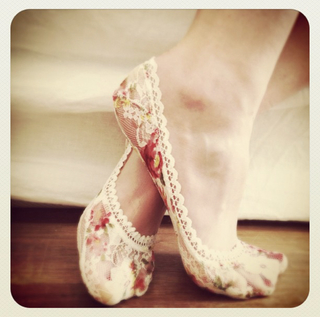 Ashley Johnson feet photo thumbnail