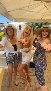 Ashley Jones feet photo thumbnail