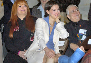 Ashley Judd feet photo thumbnail