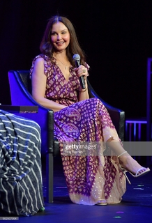 Ashley Judd feet photo thumbnail