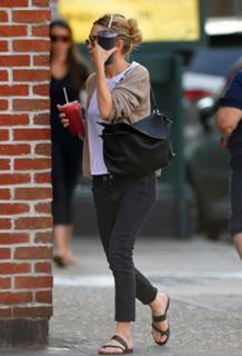 Ashley Olsen feet photo thumbnail