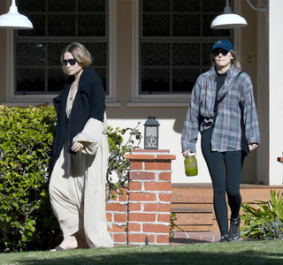 Ashley Olsen feet photo thumbnail