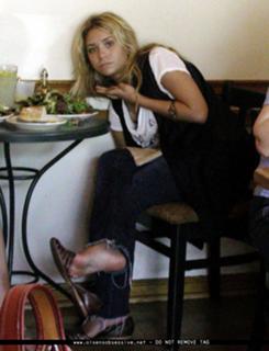 Ashley Olsen feet photo thumbnail