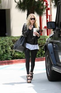 Ashley Olsen feet photo thumbnail