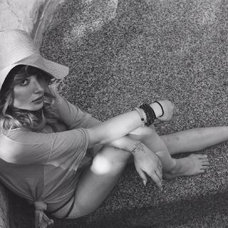 Ashley Rickards feet photo thumbnail