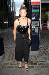 Ashley Roberts feet photo thumbnail
