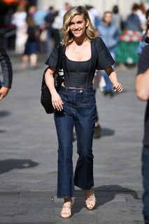 Ashley Roberts feet photo thumbnail