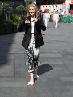 Ashley Roberts feet photo thumbnail