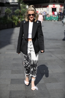 Ashley Roberts feet photo thumbnail