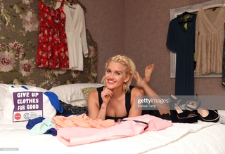 Ashley Roberts feet photo thumbnail