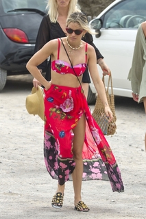 Ashley Roberts feet photo thumbnail