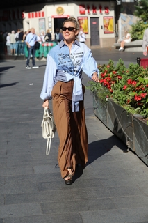 Ashley Roberts feet photo thumbnail