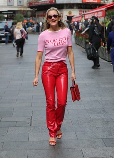 Ashley Roberts feet photo thumbnail