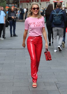 Ashley Roberts feet photo thumbnail