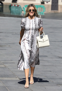 Ashley Roberts feet photo thumbnail