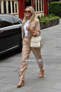 Ashley Roberts feet photo thumbnail