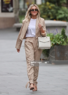 Ashley Roberts feet photo thumbnail