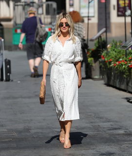 Ashley Roberts feet photo thumbnail