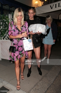 Ashley Roberts feet photo thumbnail