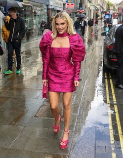 Ashley Roberts feet photo thumbnail