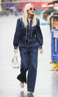 Ashley Roberts feet photo thumbnail