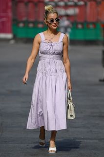 Ashley Roberts feet photo thumbnail