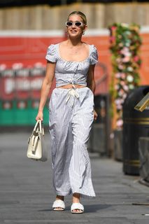 Ashley Roberts feet photo thumbnail