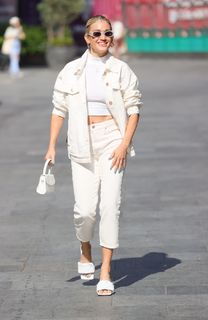 Ashley Roberts feet photo thumbnail