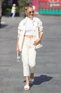 Ashley Roberts feet photo thumbnail