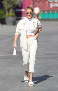 Ashley Roberts feet photo thumbnail