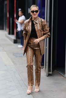 Ashley Roberts feet photo thumbnail