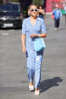 Ashley Roberts feet photo thumbnail