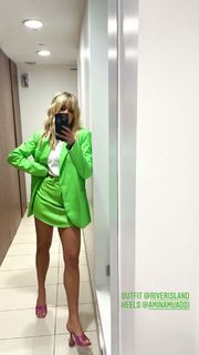 Ashley Roberts feet photo thumbnail