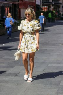 Ashley Roberts feet photo thumbnail