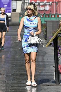 Ashley Roberts feet photo thumbnail