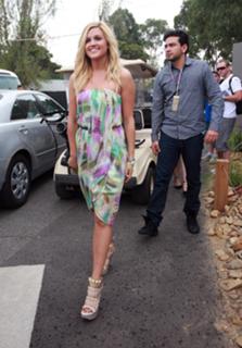Ashley Roberts feet photo thumbnail
