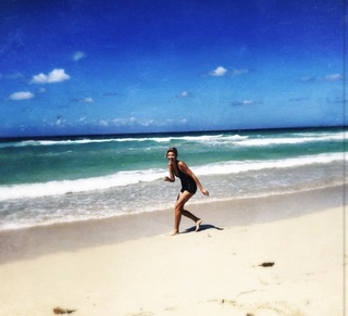 Ashley Scott feet photo thumbnail