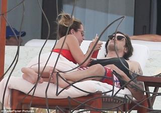Ashley Tisdale feet photo thumbnail