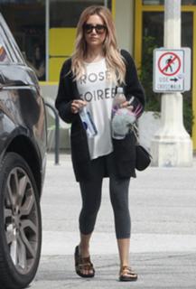 Ashley Tisdale feet photo thumbnail