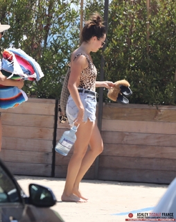 Ashley Tisdale feet photo thumbnail