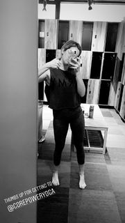 Ashley Tisdale feet photo thumbnail