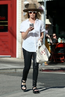 Ashley Tisdale feet photo thumbnail