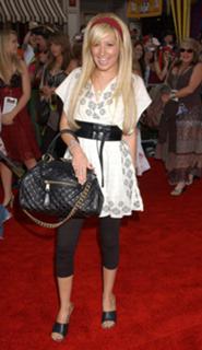 Ashley Tisdale feet photo thumbnail
